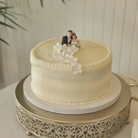 Wedding cake with figurine topper