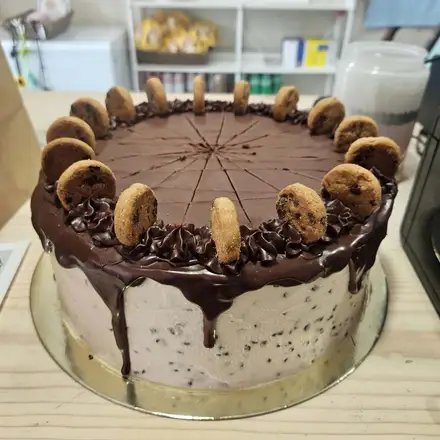 Chocolate drip cake with cookies