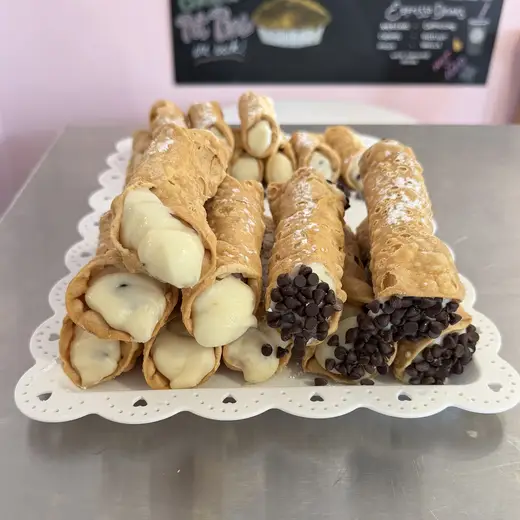 A tray of cannoli