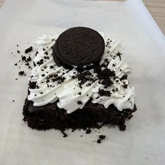 Oreo brownie with whipped cream
